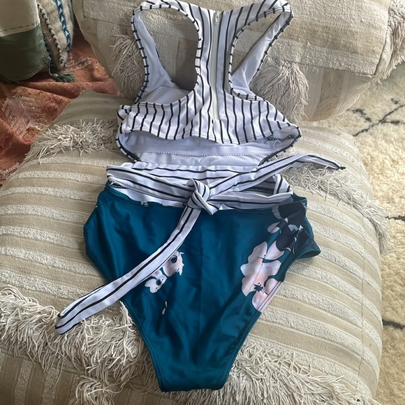 Amazon one piece with cutout bathing suit - Picture 2 of 2